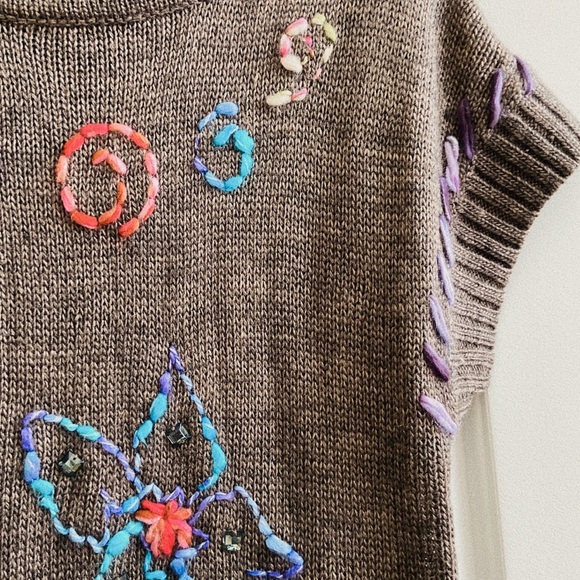 NWOT Beautiful embroidered short sleeves sweater dress in size M - Picture 2 of 3